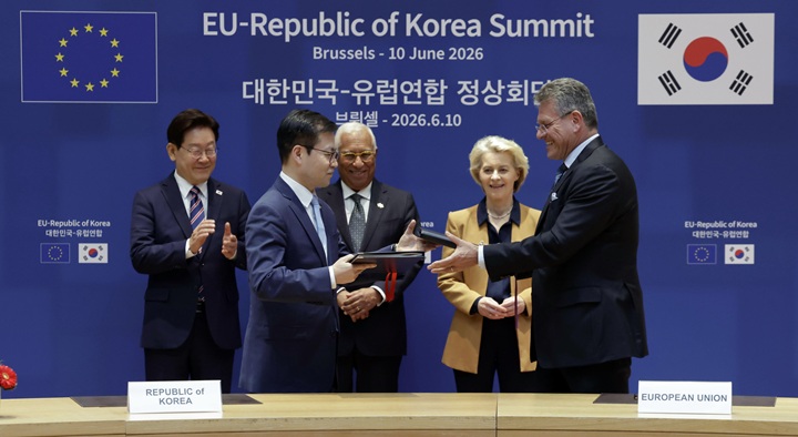 여한구 산업통상부 통상교섭본부장과 마로스 셰프초비치 EU 통상 경제 안보 집행위원이 10일(현지시간) 벨기에 브뤼셀 유럽연합(EU) 이사회에서 이재명 대통령과 안토니우 코스타 EU 정상회의 상임의장이 임석한 가운데 디지털 통상 협정을 체결하고 있다. 2026.6.11(ⓒ뉴스1, 무단 전재-재배포 금지)