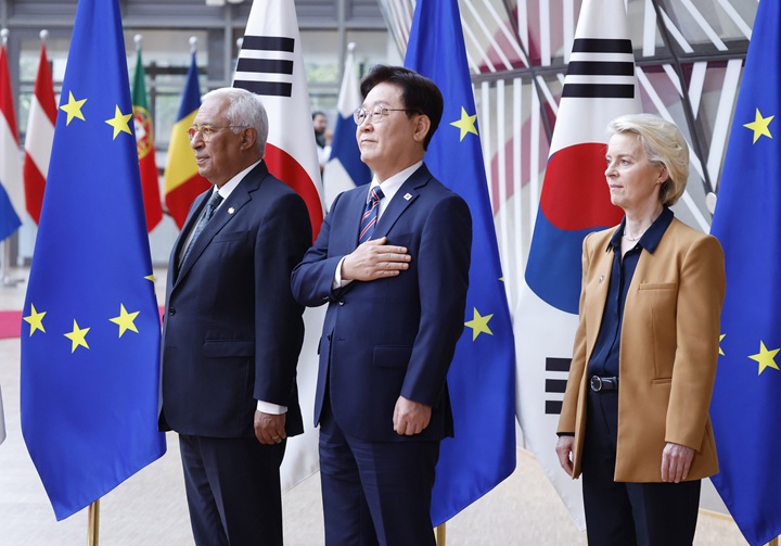 이재명 대통령이 10일(현지시간) 벨기에 브뤼셀 유럽연합(EU) 이사회에서 열린 환영식에서 국민의례를 하고 있다. 사진 왼쪽부터 안토니우 코스타 EU 정상회의 상임의장, 이 대통령, 우르술라 폰 데어 라이엔 EU 집행위원장. 2026.6.10 (ⓒ뉴스1, 무단 전재-재배포 금지)