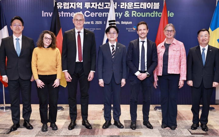 김정관 산업통상부 장관이 10일(현지시간) 벨기에 브뤼셀에서 이재명 대통령의 유럽연합(EU) 방문 계기에 유럽 첨단기업인 독일 첨단소재 기업 오라폴(Orafol), 프랑스 기업 콴델라(Quandela), 네덜란드 기업 프로드라이브 테크놀로지스, 스웨덴 기업 마이크로닉 4개사로부터 투자 신고서를 받고 기념 촬영을 하고 있다. 2026.6.11 (ⓒ뉴스1, 산업통상부 제공, 무단 전재-재배포 금지)