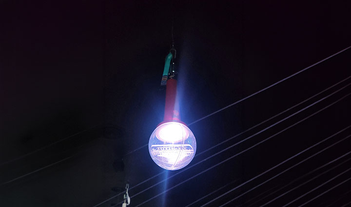 멀리서 보면 다 같은 응원봉 같지만, 가까이서 관찰하면 저마다 빛도, 모양도 서로 다르다. (본인촬영)