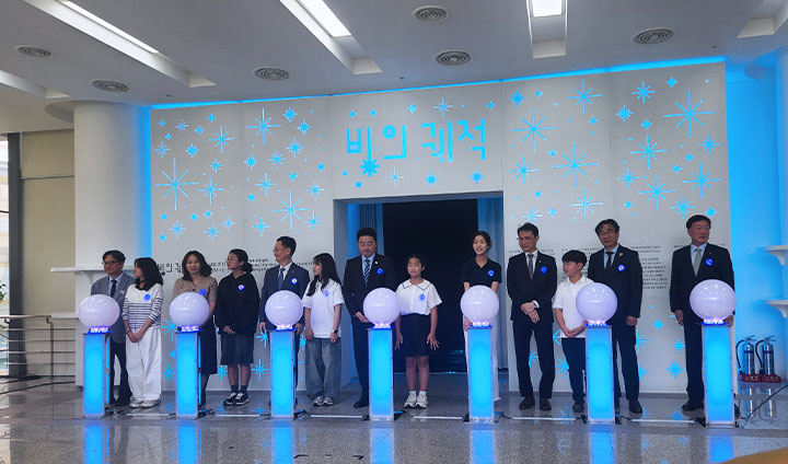 청운초등학교 어린이들의 점등식으로 '빛의 궤적' 전시가 막을 올렸다. (본인촬영)