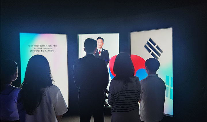 이재명 대통령의 영상 메시지로 '빛의 궤적' 전시가 마무리 된다. (본인촬영)