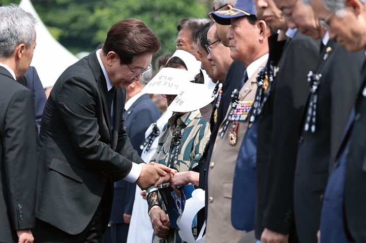 이재명 대통령이 6월 6일 국립서울현충원에서 열린 제71회 현충일 추념식에 입장하며 참석자들과 인사하고 있다. 사진 청와대