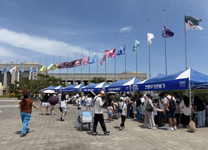 많은 인파가 현충일 그림대회 현장을 채웠다. (사진 출처 = 본인 촬영)