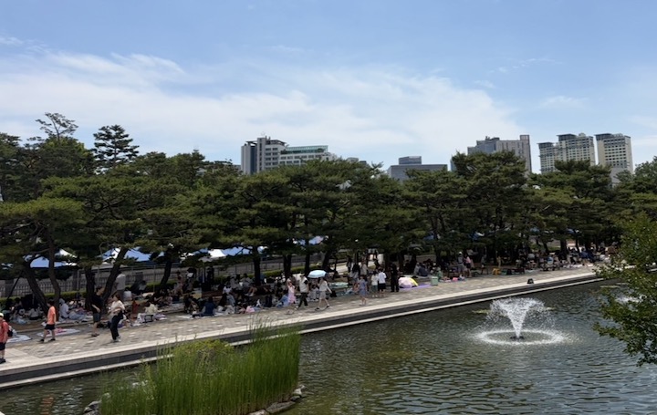 전쟁기념관 수변공간을 가득 채운 가족들의 모습이다. (사진 출처 = 본인 촬영)