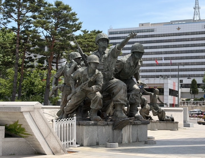 6&middot;25전쟁의 비극을 잊지 않게 하고자 만든 조형물의 모습이다. (사진 출처 = 본인 촬영)