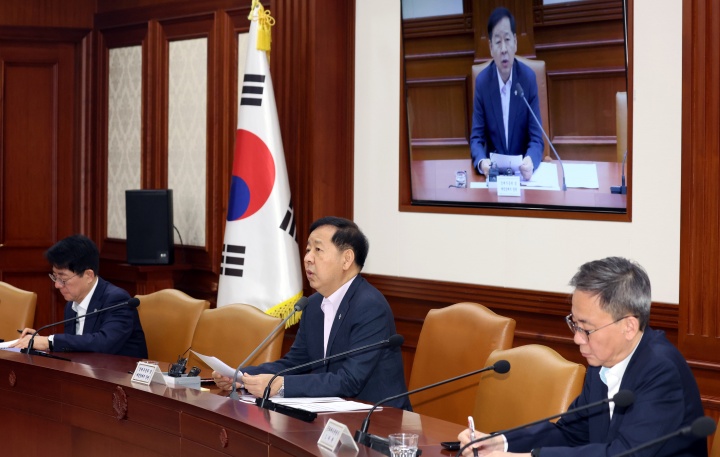 구윤철 경제부총리 겸 재정경제부 장관이 12일 서울 종로구 세종대로 정부서울청사에서 열린 비상경제본부회의 겸 경제관계장관회의에서 모두 발언을 하고 있다.(ⓒ뉴스1, 무단 전재-재배포 금지)