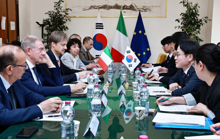 김정관 산업통상부 장관이 11일(현지시간) 이탈리아 로마에서 아돌포 우르소 이탈리아 기업·메이드인이탈리아부 장관과 면담을 갖고, EU 경제입법 동향과 첨단산업 협력 등 양국 공동 핵심 현안에 의견을 교환하고 있다.(ⓒ뉴스1, 산업통상부 제공, 무단 전재-재배포 금지)