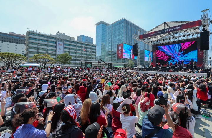 밴드 트랜스픽션과 그룹 코르티스가 12일 서울 종로구 광화문광장에서 2026 북중미월드컵 A조 조별리그 1차전 대한민국과 체코의 경기 거리응원을 앞두고 함께 '승리를 위하여'를 부르고 있다.(ⓒ뉴스1, 무단 전재-재배포 금지)