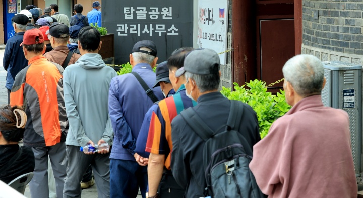 어버이날을 하루 앞둔 7일 서울 종로구 탑골공원 인근 무료급식소를 찾은 어르신들이 식사를 위해 줄을 서고 있다. 2026.5.7. (ⓒ뉴스1, 무단 전재-재배포 금지)