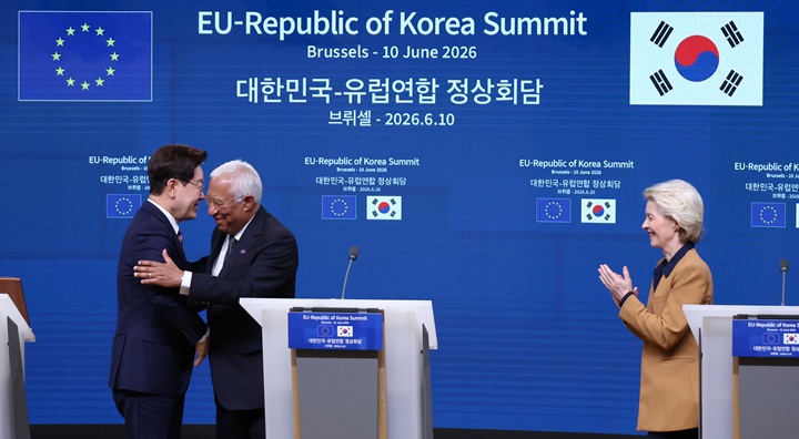 이재명 대통령이 10일(현지시간) 벨기에 브뤼셀 유럽연합(EU) 이사회에서 열린 공동언론발표를 마친 후 안토니우 코스타 EU 정상회의 상임의장과 인사를 나누고 있다. 2026.6.11(ⓒ뉴스1, 무단 전재-재배포 금지)