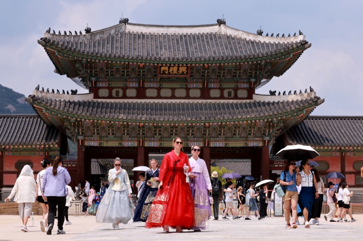 서울 종로구 경복궁에서 한복을 입은 외국인 관광객들이 경복궁을 둘러보고 있다. 2026.6.14. (ⓒ뉴스1, 무단 전재-재배포 금지)