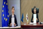정지은 관세국경위험관리센터장(오른쪽)이 지난 4일 비대면으로 진행된 '한-EU PNR 입수 협정 가서명식'에서 협정문을 들어 보이고 있다.(사진=관세청 제공)