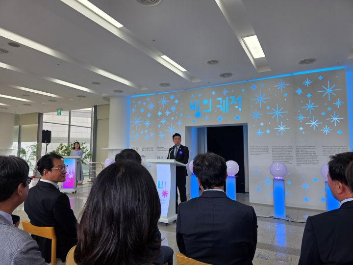 강훈식 청와대 비서실정이 전시를 둘러보기 전 지역의 어린이와 방문한 국민을 대상으로 환영사를 읽고 있다.