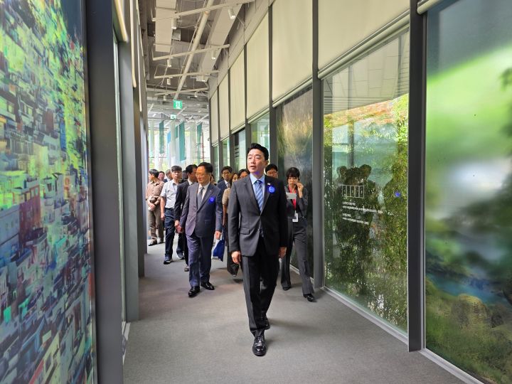 행사에 참석한 강훈식 비서실장을 비롯한 청와대 관계자 및 일반 국민들이 빛의 궤적 전시 후 1층 팔색 찬란을 함께 둘러보았다.