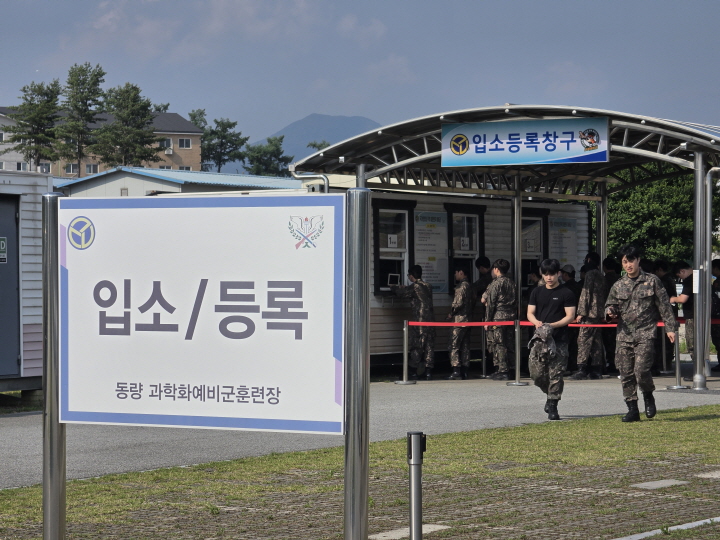 모든 훈련을 마치고, 퇴소하는 예비군들.