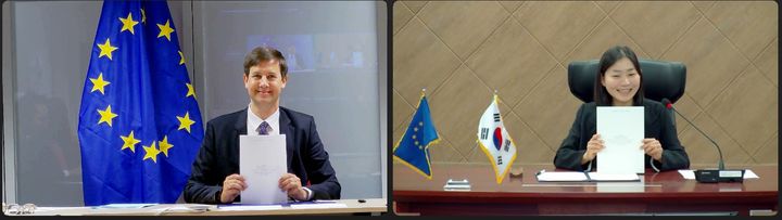 정지은 관세국경위험관리센터장(오른쪽)이 지난 4일 비대면으로 진행된 '한-EU PNR 입수 협정 가서명식'에서 협정문을 들어 보이고 있다.(사진=관세청 제공)