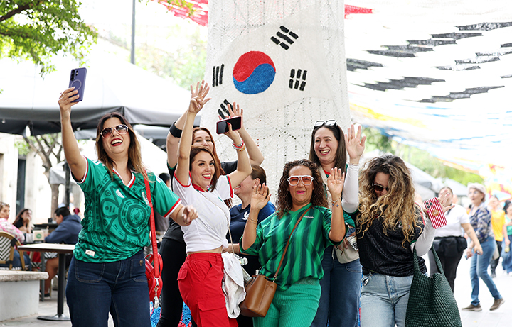 지난 8일(현지시간) 멕시코 과달라하라 사포판 역사 지구 보행자 전용 거리에 설치된 태극기 조형물 앞에서 시민들이 기념촬영을 하고 있다.(ⓒ뉴스1, 무단 전재-재배포 금지)