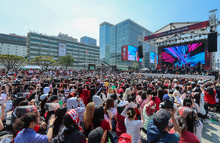 밴드 트랜스픽션과 그룹 코르티스가 지난 12일 서울 종로구 광화문광장에서 2026 북중미월드컵 A조 조별리그 1차전 대한민국과 체코의 경기 거리응원을 앞두고 함께 '승리를 위하여'를 부르고 있다.(ⓒ뉴스1, 무단 전재-재배포 금지)