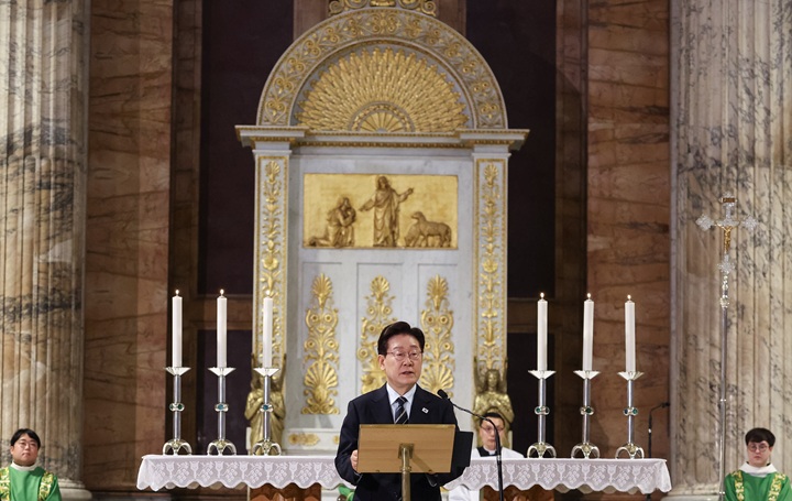 이재명 대통령이 14일(현지시간) 이탈리아 로마 성 바오로 대성당에서 열린 평화와 연대를 위한 특별미사에서 연설을 하고 있다. 2026.6.14(ⓒ뉴스1, 무단 전재-재배포 금지)