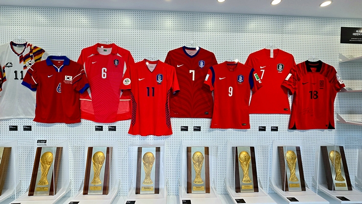 역대 대한민국 국가대표팀 유니폼과 기념패가 전시돼 있다. (본인 촬영)