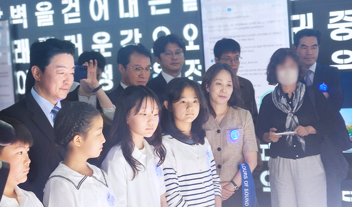 '대통령의 빛나는 책상'을 관찰하는 청운초등학교 어린이들의 눈빛이 기대감으로 반짝이고 있다. (본인 촬영)