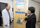 정은경 보건복지부 장관이 12일 오전 충청북도 진천에서 ‘의료·요양·돌봄 통합지원 사업' 관련 현장 방문을 하고 있다. 2025.12.12 (ⓒ뉴스1, 보건복지부 제공, 무단 전재-재배포 금지)