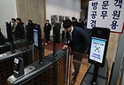 서울 종로구 정부서울청사에서 공무원들이 점심식사를 위해 이동하는 모습.2025.2.10.(ⓒ뉴스1, 무단 전재-재배포 금지)