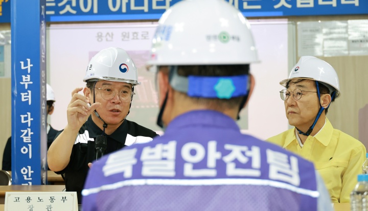 김영훈 고용노동부 장관과 김윤덕 국토교통부 장관이 18일 서울 용산구 소재 청년주택 신축 공사 현장을 찾아 불법하도급 합동 점검을 실시하고 있다. 2025.9.18 (ⓒ뉴스1, 고용노동부 제공, 무단 전재-재배포 금지)
