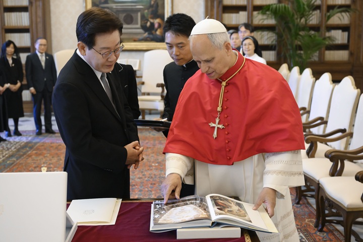 이재명 대통령과 레오 14세 교황이 15일(현지시간) 바티칸 교황궁에서 대화를 하고 있다. (Vatican Media 제공. 재판매 및 DB 금지)