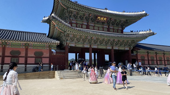 다양한 한복을 입고 고궁을 방문한 외국인들(본인 촬영)