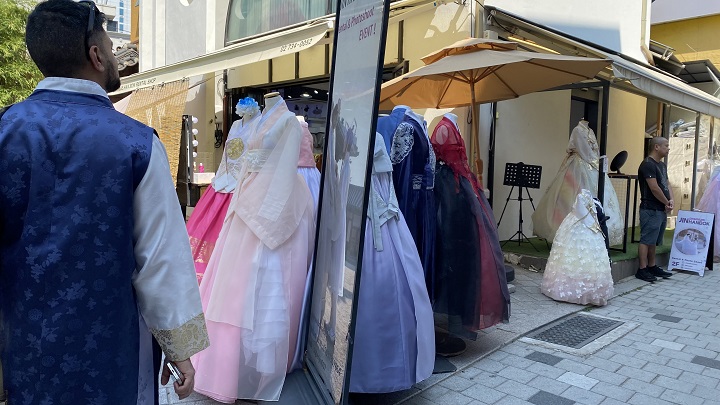 관광지 근처에서 쉽게 찾아 볼 수 있는 한복 대여점(본인 촬영)