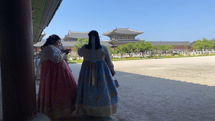 한복 체험을 만족해하는 외국인 친구들의 모습 (본인 촬영)