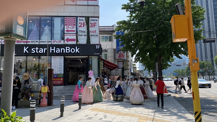 단체로 한복을 빌리고 신나는 외국인들(본인 촬영)