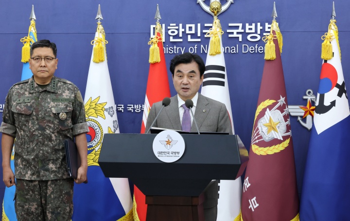 안규백 국방부 장관이 17일 서울 용산구 국방부 브리핑룸에서 군사시설 규제개선 정책을 발표하고 있다. 2026.6.17 (사진=저작권자(c) 연합뉴스, 무단 전재-재배포 금지)