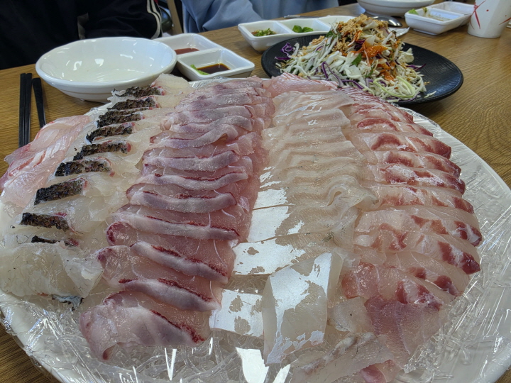 서해가 주는 맛, 바로 감칠맛 나는 회다.