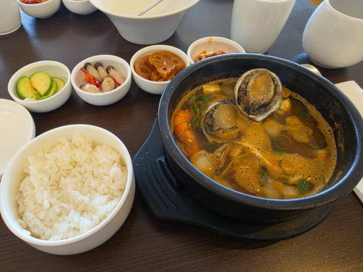 제주에서 먹은 전복뚝배기.