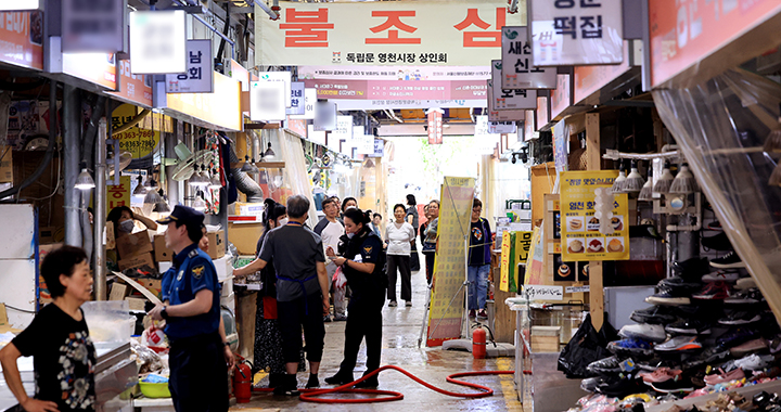 지난 16일 서울 서대문구 영천시장 옥상 가건물에서 화재가 발생해 경찰들이 조사를 하고 있다.(ⓒ뉴스1, 무단 전재-재배포 금지)