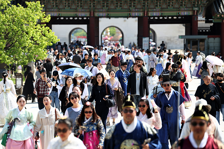 지난 4월 30일 서울 종로구 경복궁에서 관광객들이 시간을 보내고 있다.(사진=저작권자(c) 연합뉴스, 무단 전재-재배포 금지)