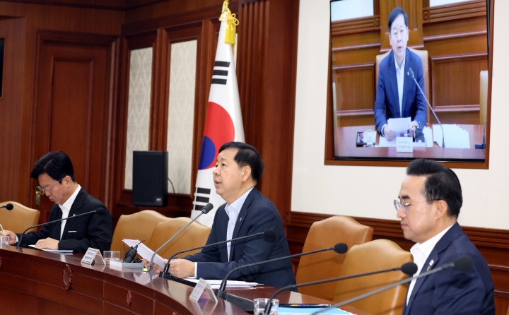 구윤철 경제부총리 겸 재정경제부 장관이 19일 오전 서울 종로구 세종대로 정부서울청사에서 열린 비상경제본부 희의 겸 경제관계장관회의 및 대외경제장관회의에서 모두 발언을 하고 있다. 이날 회의에서 참석자들은 포스트 중동에 따른 세계질서 변화와 한국의 지역전략 등을 논의했다. 2026.6.19 (ⓒ뉴스1, 무단 전재-재배포 금지)