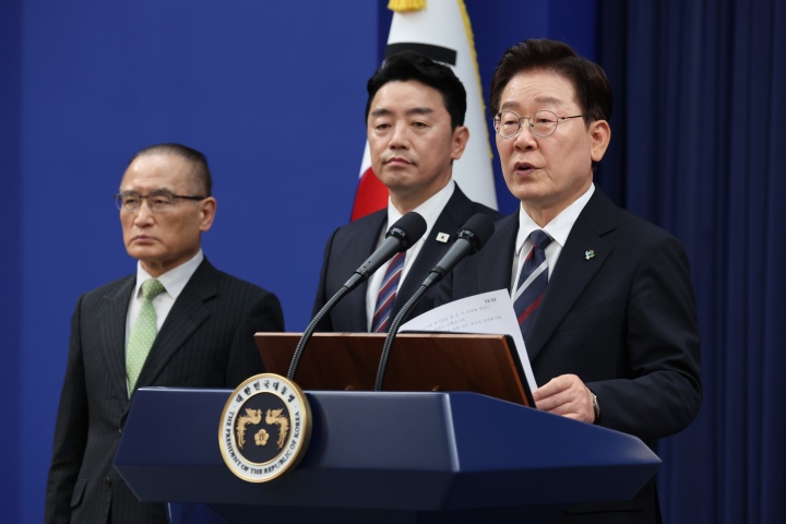이재명 대통령이 19일 청와대 춘추관에서 유럽·G7 순방 결과를 브리핑하고 있다. 오른쪽부터 이 대통령, 강훈식 비서실장, 위성락 국가안보실장. 2026.6.19 (ⓒ뉴스1, 무단 전재-재배포 금지)