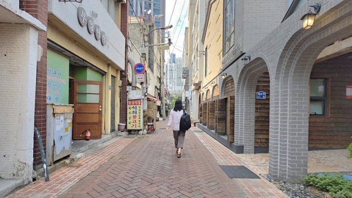 향촌동 뒷골목은 여전히 50년대 건물과 풍경이 남아 있다. 본인 촬영