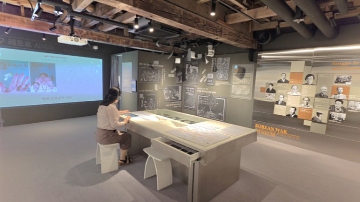 한국전선문화관은 종군작가, 종군화가, 전쟁 음악 등 제험 위주의 전시를 하고 있다. 본인 촬영