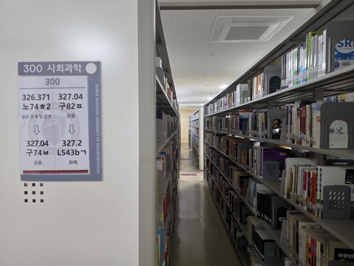 내가 읽고 싶은 책을 마음껏 읽는다. (본인 촬영)