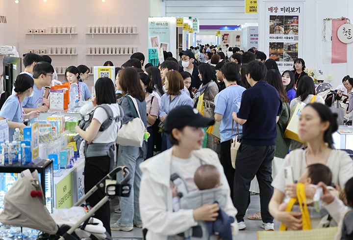30일 서울 강남구 코엑스에서 열린 2026 코베 베이비페어에서 참관객들이 전시를 둘러보고 있다. 2026.4.30