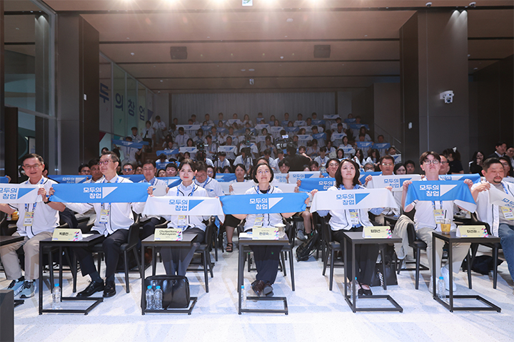 한성숙 중소벤처기업부 장관이 서울특별시 마포구 스타트업·벤처 캠퍼스(SVC)에서 열린 「모두의 창업 1기 출범식」에서 참석자들과 기념촬영을 하고 있다. 2026.6.16 (사진=중소벤처기업부)