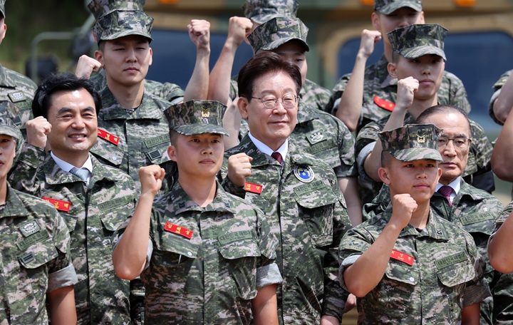 이재명 대통령이 24일 인천시 옹진군 해병대 연평부대에서 부대원들과 기념 촬영을 하고 있다. 2026.6.24 [청와대통신사진기자단](사진=저작권자(c) 연합뉴스, 무단 전재-재배포 금지)