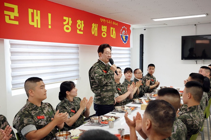 이재명 대통령이 24일 인천시 옹진군 해병대 연평부대에서 열린 장병들과의 오찬에서 격려사를 하고 있다. 2026.6.24 [청와대통신사진기자단](사진=저작권자(c) 연합뉴스, 무단 전재-재배포 금지)