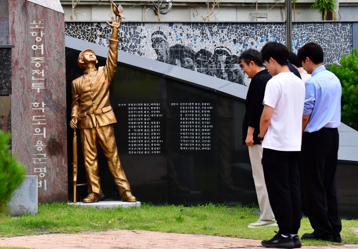 24일 경북 포항시 학산종합사회복지관 이 형 관장과 직원들이 6&middot;25전쟁 76주기를 앞두고 포항여고 앞에 있는 포항여중전투 학도의용군명비 앞에서 묵념하고 있다. 2026.6.24 (ⓒ뉴스1, 무단 전재-재배포 금지)