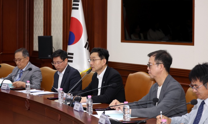 윤창렬 국무조정실장이 24일 오후 서울 종로구 세종대로 정부서울청사에서 열린 마약류대책협의회에서 모두 발언을 하고 있다. 2026.6.24. (ⓒ뉴스1, 무단 전재-재배포 금지)
